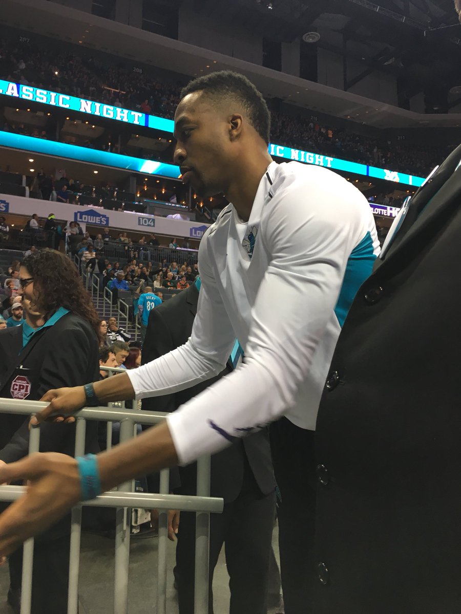 chrissanderso16's tweet photo. Love for the fans @DwightHoward Let’s go hornets! #buzzcity https://t.co/l7Bm41BZnk