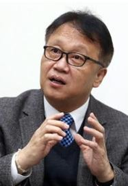 박수현과 민병두는 돈 없다는 말은 왜 하냐
박수현은 돈이 없어서 이혼을 했다하고 민병두는 돈이 없어서
노래방도 걸어 다녔다고 하는데 돈 없으면 노래방에는 왜 갔냐
돈이 없는데 내연녀를 데리고 다녔냐
돈이 없는데 노래방에서 성추행을 했냐
청와대 전부가 집이 몇채에 알부자드라