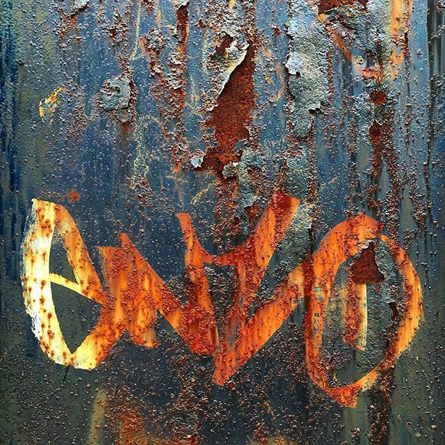 julia_trigg's tweet image. #peelingpaint #rustysign #graffiti #urbandecay #urbanphotography #accidentalart #foundart #abstract ift.tt/2tyakY3