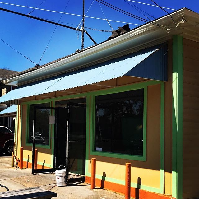 LakeviewLife's tweet photo. Renovations underway at the old Koz’s location. #lakeviewstyle #lakeviewnola #newbeginnings #nolaeats https://t.co/skScN2bELh https://t.co/iwcEUsojSG