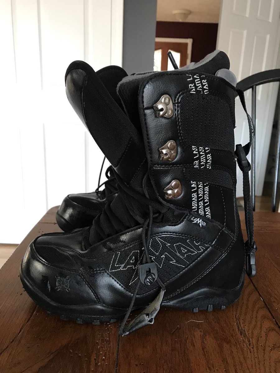 char0018's tweet photo. Selling this snowboard including bindings and boots. Boots are men’s size 8 and information about board and bindings are on the notecard. Asking for $200 for the whole set. Let me know if interested! https://t.co/k8HI7raomu