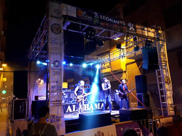 BenicarloCollas's tweet photo. Los Criptozoos lanzando su punk-rock en la Calle Benicarló!!ayer fue un gran día!!#Magdalena2018 #fimIV https://t.co/8TtGeS1Eti