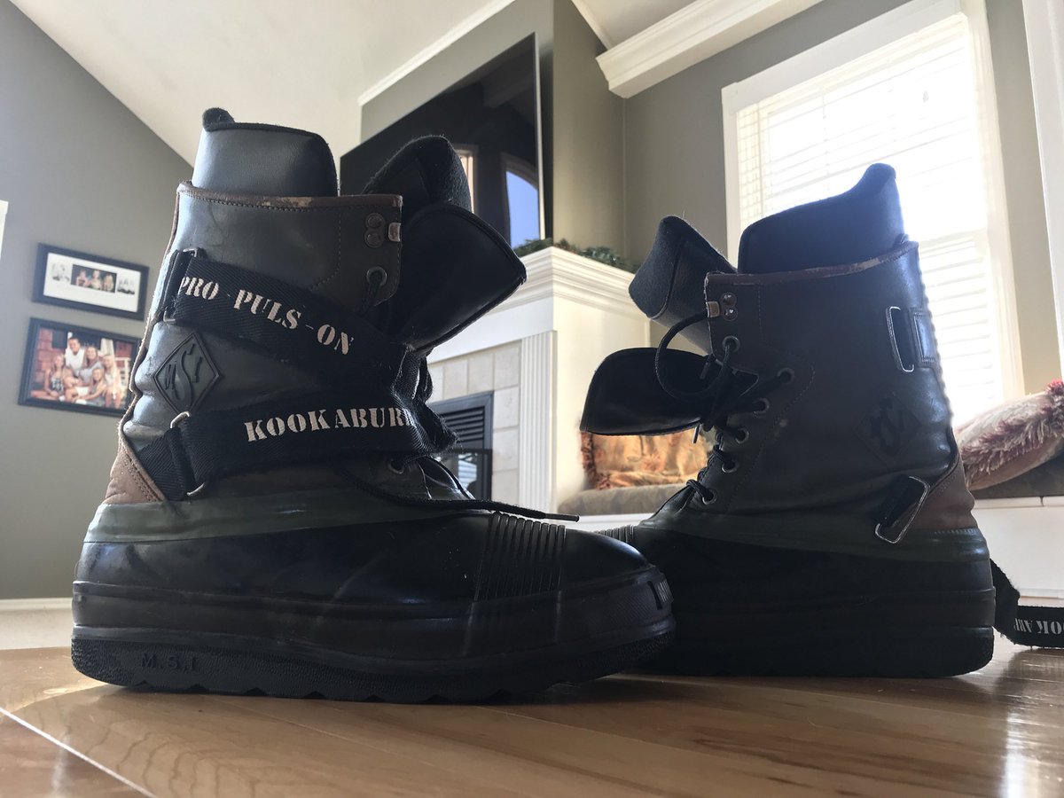 char0018's tweet photo. Selling this snowboard including bindings and boots. Boots are men’s size 12 and information about board and bindings are on the notecard. Asking for $115 for the whole set. Let me know if interested! https://t.co/55ap185MV3