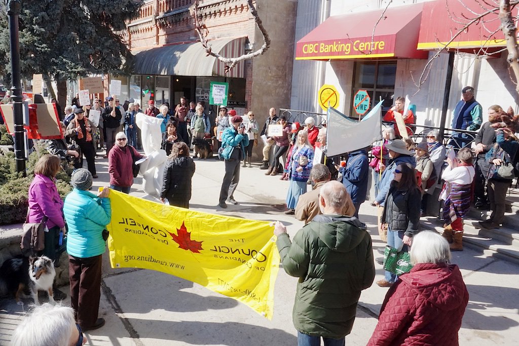 Keith222Wiley's tweet photo. Nearly 100 gutsy folks braved sunshine to rally against pipeline in #NelsonBC.  The beginning. #protecttheinlet #Stopkm #stopkindermorgan https://t.co/gLn2E2Zwoq