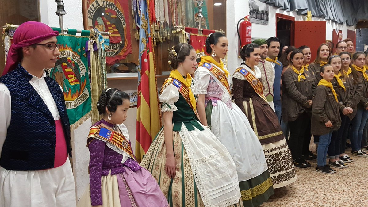 AytoPaterna's tweet photo. Juan Manuel i Marcos, els presidents i Natalia i Eva Jianxin les FFMM ens esperen a #Fallacampament en la quinta parada d'esta #Nitdalbaes https://t.co/Fq5UTO7egW
