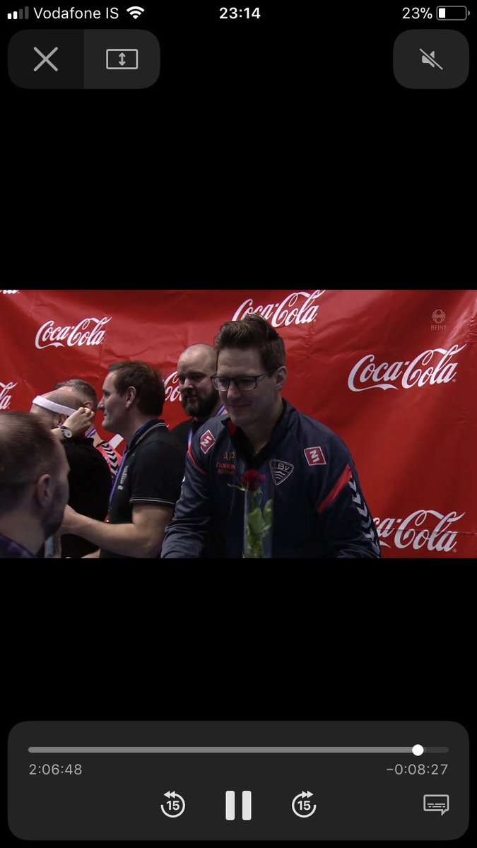 Eyjamenn í hnotskurn. Okkar dáðasti drengur Gummi Pönk fær bikarmedalíu en coach Addi P sættir sig við smá rós. Þvílíkir andskotans fagmenn fram í fingurgóma! #eyjamenn #handbolti