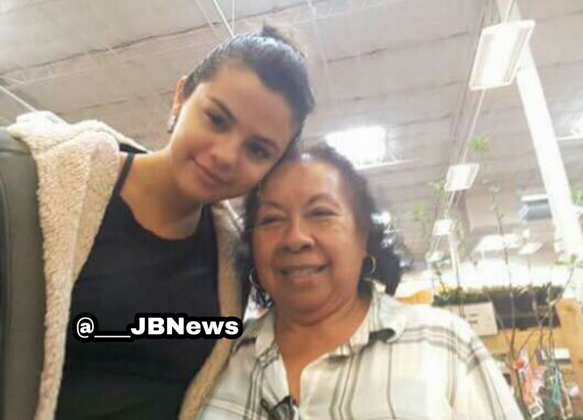 My mom’s friend took a pic with Selena in Home Depot,Texas today.

#SelenaGomez @selenagomez 
@LifeWithSelG @LWSGMedia