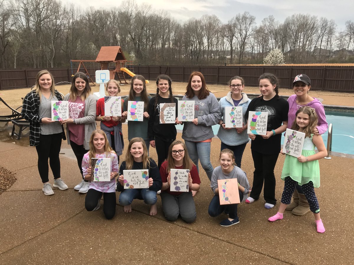 jordaneasley's tweet image. I’ve decided that creativity must be fueled by sugar &amp;amp; junk food, because these girls are putting away some groceries &amp;amp; killing their art project.  #tfw18 #6thgradegirls #easleyhosthome