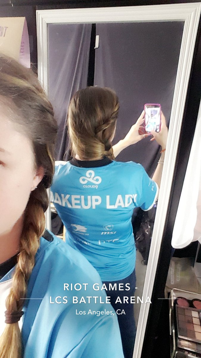 kkmakeup's tweet photo. Feeling the love today! Thank you @Cloud9 and @Gaylen for the jersey!!! 🤗💙 #makeuplady #nalcs https://t.co/slFqzgO7Lb