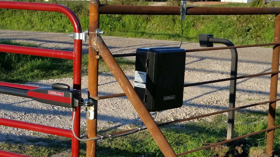 ECFTXinfo's tweet photo. Open your gate in style with an automatic gate opener. Get yours expertly fitted by Elliott Construction and Fencing#Metal #Welding #Construction #Fencing https://t.co/sAG8Hgv5XV