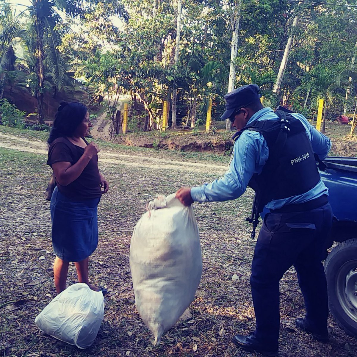 PoliciaHonduras's tweet photo. Propiciamos el acercamiento con la comunidad 👵👩 y trasladamos 🚓 a estas damas hasta #Mezapa #Tela #Atlántida por que somos formados para #ServirYProteger por la gracia de #Dios #SoyPolicía👮 https://t.co/XOxQXEiybO