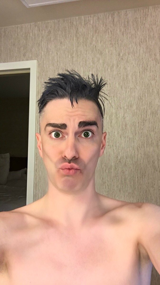 TheRobbieTurner's tweet image. Shit ta DO! 
-
-
-
#OffToTheAirport #illtellyouforfree #outofdrag #maybeshesbornwithit #dumbface #robbieturner #dragrace