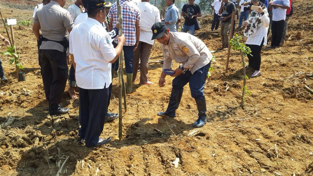 fkp2indonesia's tweet photo. Geliat petugas pndamping TKPPLP brsama instansi terkait mnggerakkan pmbngunan perkebunan pada Kegiatan Pengmbangan Kebun Kakao Rakyat seluas 200Ha di Kab. Pidie Jaya Prov.Aceh @ditjenbun @badansdm @HukmasDitjenbun #perkebunanjaya #tkpplpaceh #fkp2i https://t.co/v6eOi2Li4P