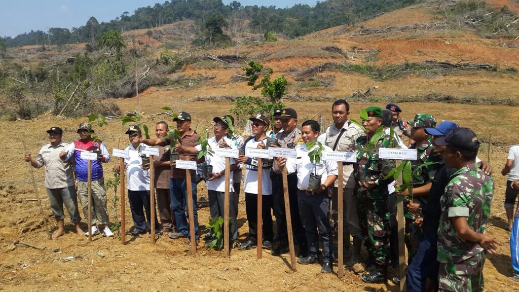 fkp2indonesia's tweet photo. Geliat petugas pndamping TKPPLP brsama instansi terkait mnggerakkan pmbngunan perkebunan pada Kegiatan Pengmbangan Kebun Kakao Rakyat seluas 200Ha di Kab. Pidie Jaya Prov.Aceh @ditjenbun @badansdm @HukmasDitjenbun #perkebunanjaya #tkpplpaceh #fkp2i https://t.co/v6eOi2Li4P