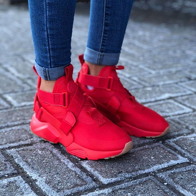 red huaraches womens outfit