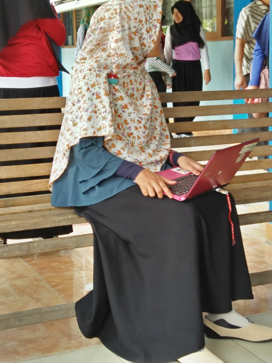 Ada kalanya semua tak sesuai kenyataan
kita hanya bisa menulis dilembaran-lembaran kecil
Dia yang maha pengatur skenario terbaik