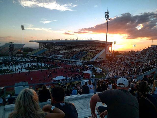 qsacbrisbane's tweet photo. Throwback to when the sun was setting on QSAC as the crowd poured in for the @gunsnroses Not In This Lifetime tour 🤘#gunsroses #notinthislifetimetour2017 #notinthislifetimetour #brisbaneevents #brisbanesunset https://t.co/DzWteie6Hd https://t.co/akbiLRardR