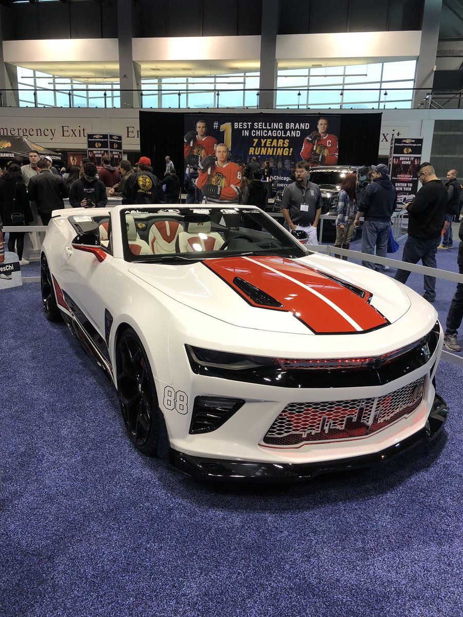 GeorgiaPeach_07's tweet photo. #FindingNewRoads #Chevrolet #Chevy #CAS18 #ChicagoAutoShow2018 #BuzzHub #Blackhawks A frontal & 2 side views of a @chevrolet #Camaro decorated with the @NHLBlackhawks logo & the numbers worn by @88PKane & @JonathanToews on display at the @ChiAutoShow. 👀🚙🖤♥️🏒🛣👍🏻‼️ https://t.co/ejOvw0ENn6