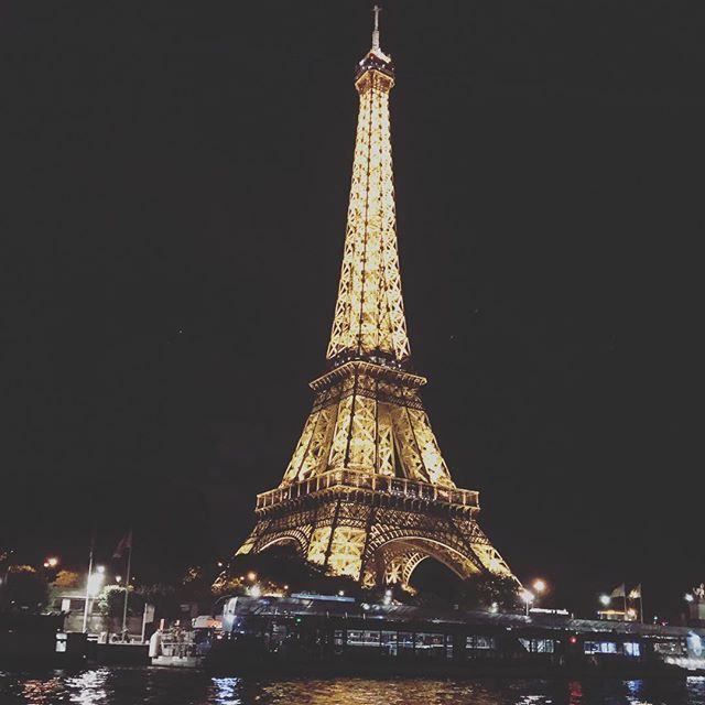 marcuslemonis's tweet photo. Why is it  now illegal to take this pic at night?? #lastsummer #onriver #superromantic #tryit @eiffelparis @bobbilemonis https://t.co/13yOWi2pLt https://t.co/5eB3JWdtBS