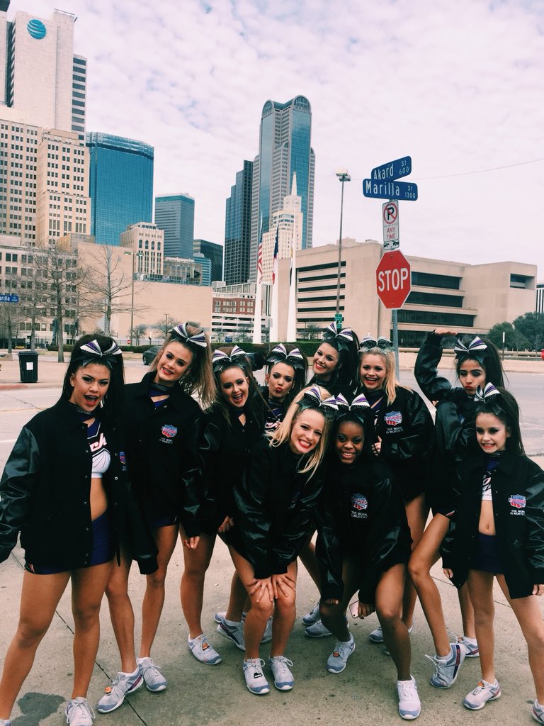 LoganWelischar's tweet photo. dear en vogue 2017-2018 i will FOREVER love y’all. what an amazing group of people!!!! #tomanytotag #loveyall https://t.co/BSY9G9lhTX