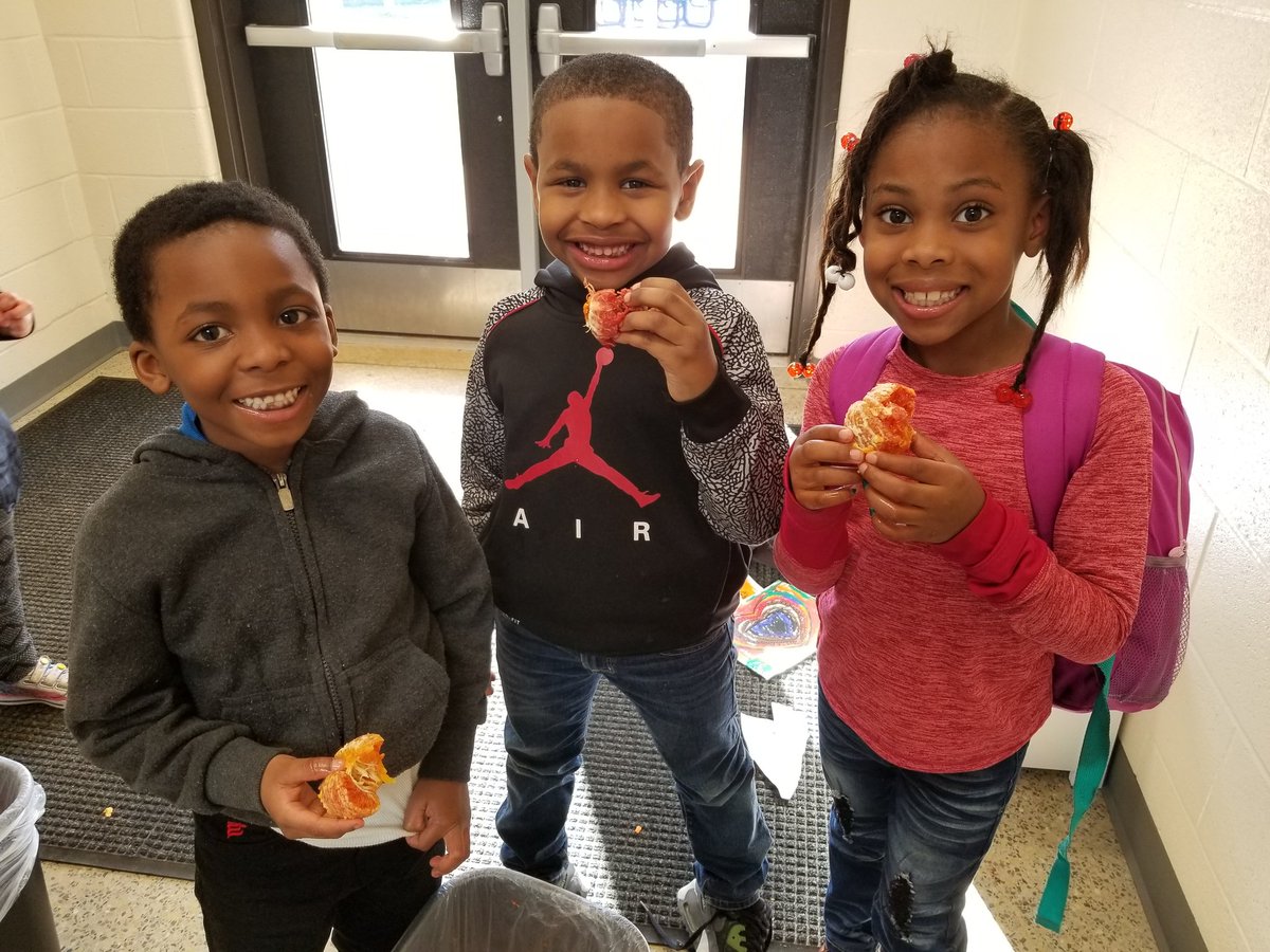 firstgrade209's tweet photo. The kids enjoyed learning about Ruby Tangos today! They were intrigued by the color inside! #fruit #tasty #vitaminc #warriorstweet @61WatsonWarrior 😏 https://t.co/NsMENGMsXe