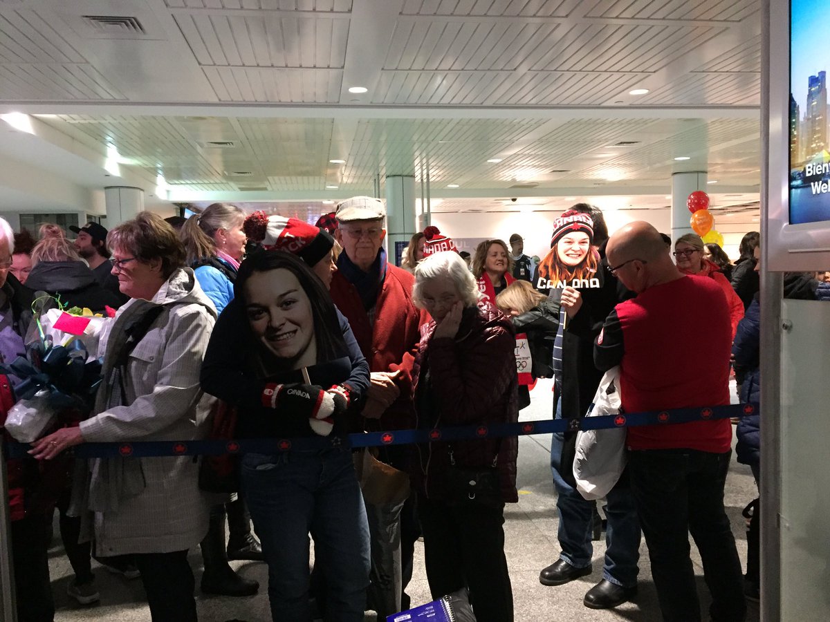 dbrunetv's tweet photo. Une cinquantaine de personnes attendent l'arrivée des athlètes olympiques canadiens à l'aéroport de Montréal. https://t.co/J4RP8xcusl