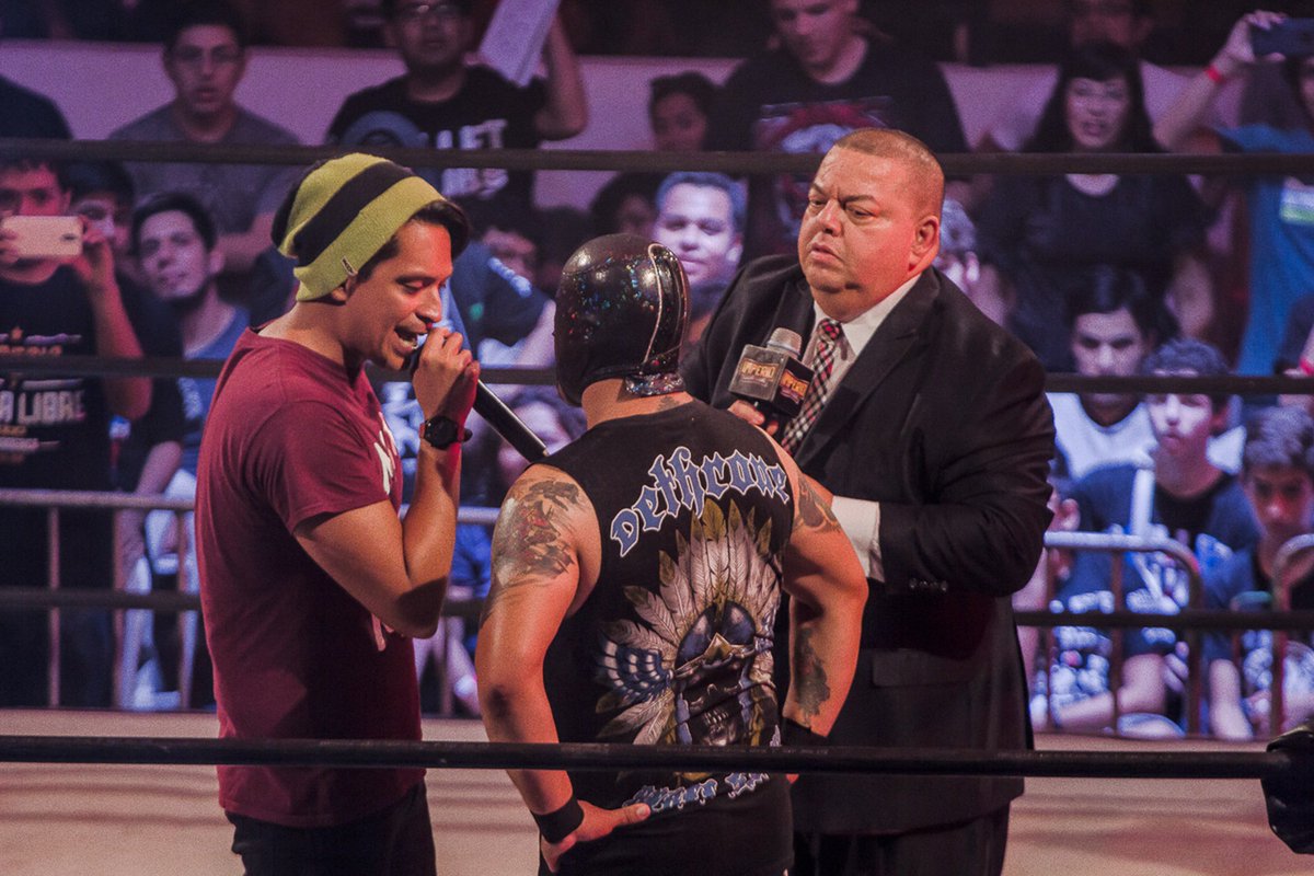 ImperioLucha's tweet photo. #Apocalipsis @APOlwa salió a confrontar a @whatdafaqshow luego de que cruzara palabras con @HugoSavinovich . Revive este momento gracias a @ElEsquineroWeb en el siguiente enlace https://t.co/X5fsEGcsbf 
Crédito: #AldaIirMejiaFotografía
#IMPERIOLucha #Atangana https://t.co/shgim7e7yP