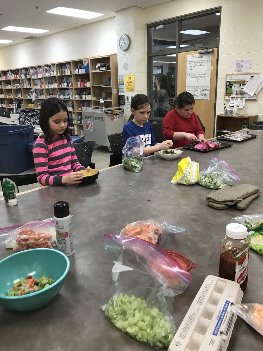 TVACookingClub's tweet photo. Today we made frittatas and had dragon fruit for dessert. We used our frozen vegetables to make them. #learningtobudget https://t.co/amSR94t1cF