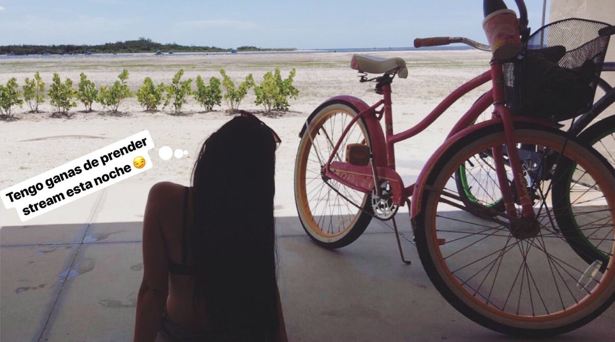 iammersi_'s tweet image. #fulltimestreamer ⬅️ lol desearía  😂🤣 #twitch