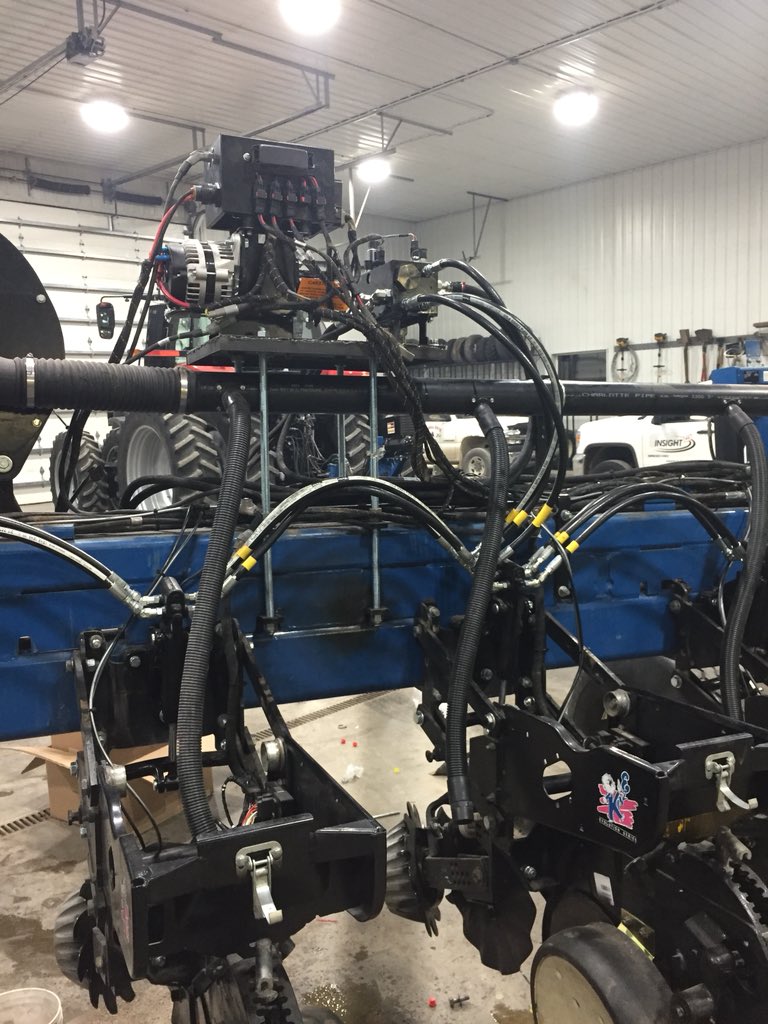 FSNextGenAg's tweet photo. Two guys, 24 rows DeltaForce, one day with custom PDM LM bracket! https://t.co/V48NBoLMvC