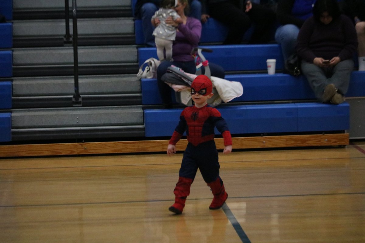 WalshWrites89's tweet photo. Halftime notes: Both teams have identical color schemes and are named Warriors. There are 24 shuttlecocks stuck in the Wahconah gym ceiling fans. Also, Spiderman is currently terrorising he court. https://t.co/5oCKt0YZtG