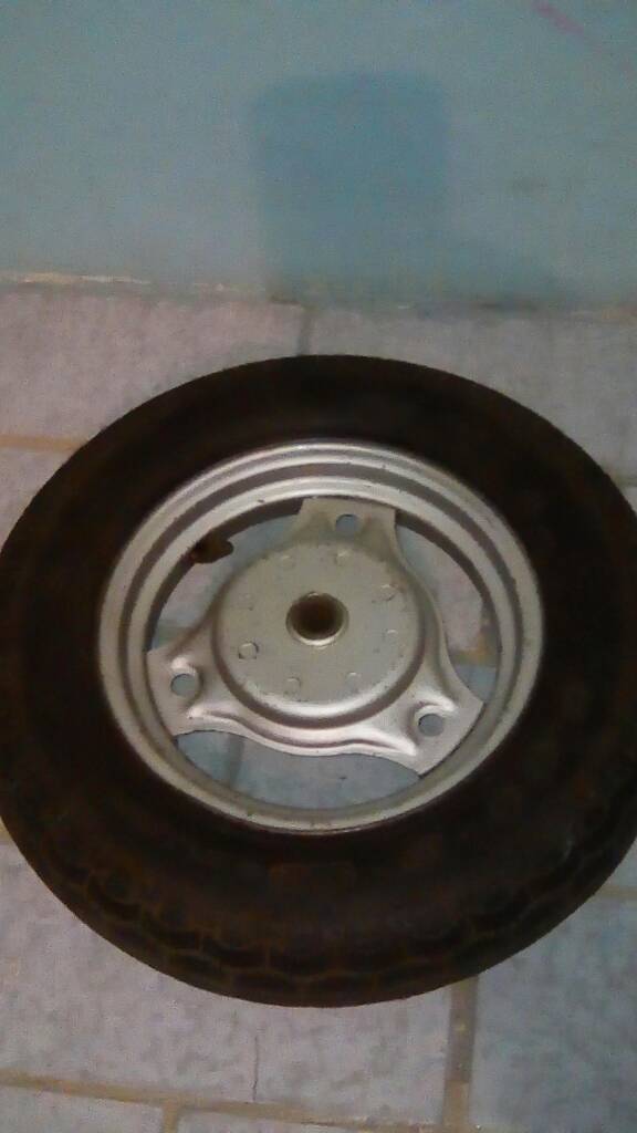 Alberto_5453's tweet photo. @AquiVENDOVE vendo caucho con rin trasero para moto mint 50cc casi ew 04124485967 en valencia tengo repuestos varios https://t.co/2Tystu7Dj8