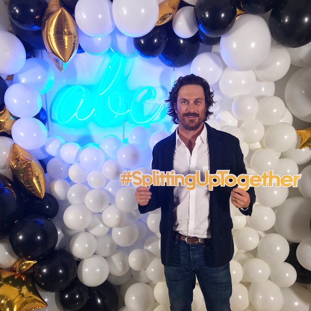 SplittingUpABC's tweet photo. .@jennafischer and @theoliverhudson make splitting up look so glamorous 😍 #SplittingUpTogether https://t.co/IFMNZIwPzX