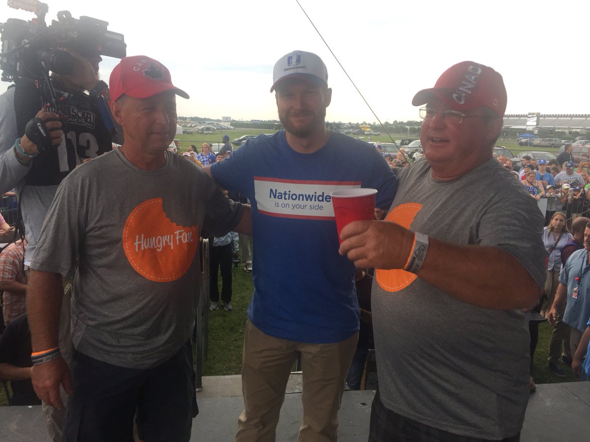 ChrisMasters1's tweet photo. @poconoraceway @poconoraceway has the best π¨π¦ race fans! Even @DaleJr and the @TheHungryFan thought so! #teamdalejr for the win!!!! @NASCAR https://t.co/DmJc05Ki1Z
