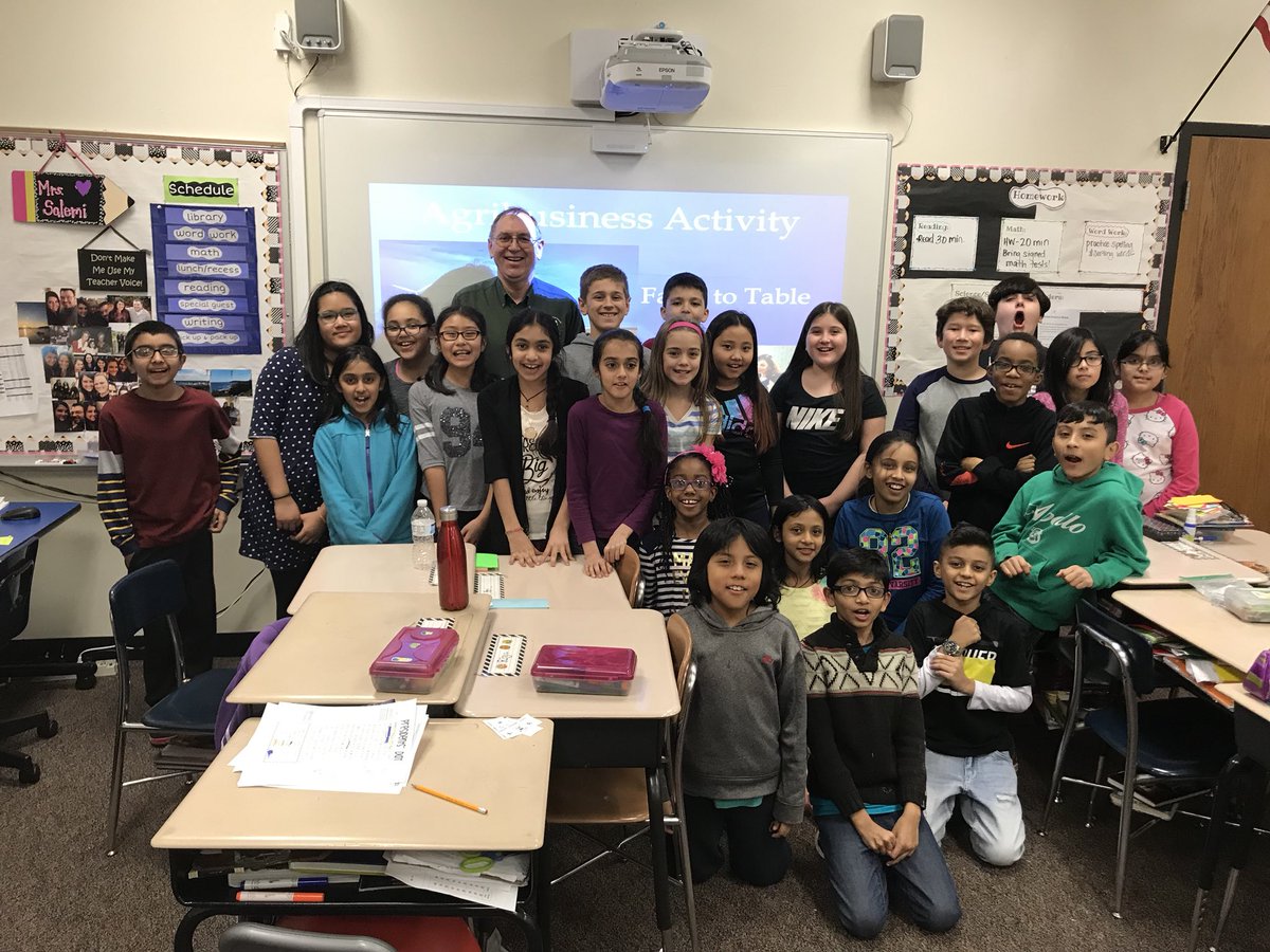MrsSalemi's tweet photo. We had the pleasure of having Mr. Bloomstrand from @CookCFB come to our class for an in-school field trip! We enjoyed connecting what we’ve learned about Illinois agriculture with this fun presentation!! #agintheclass #cornsoybeansandmore https://t.co/0kXn6BZrYw