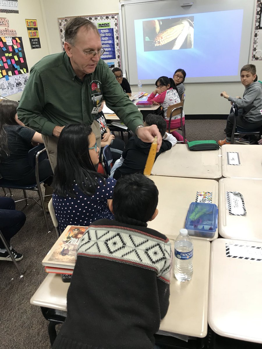 MrsSalemi's tweet photo. We had the pleasure of having Mr. Bloomstrand from @CookCFB come to our class for an in-school field trip! We enjoyed connecting what we’ve learned about Illinois agriculture with this fun presentation!! #agintheclass #cornsoybeansandmore https://t.co/0kXn6BZrYw