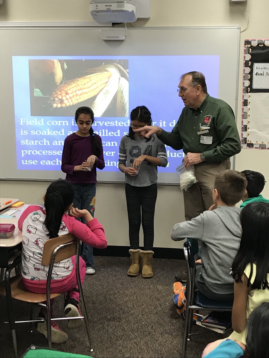MrsSalemi's tweet photo. We had the pleasure of having Mr. Bloomstrand from @CookCFB come to our class for an in-school field trip! We enjoyed connecting what we’ve learned about Illinois agriculture with this fun presentation!! #agintheclass #cornsoybeansandmore https://t.co/0kXn6BZrYw