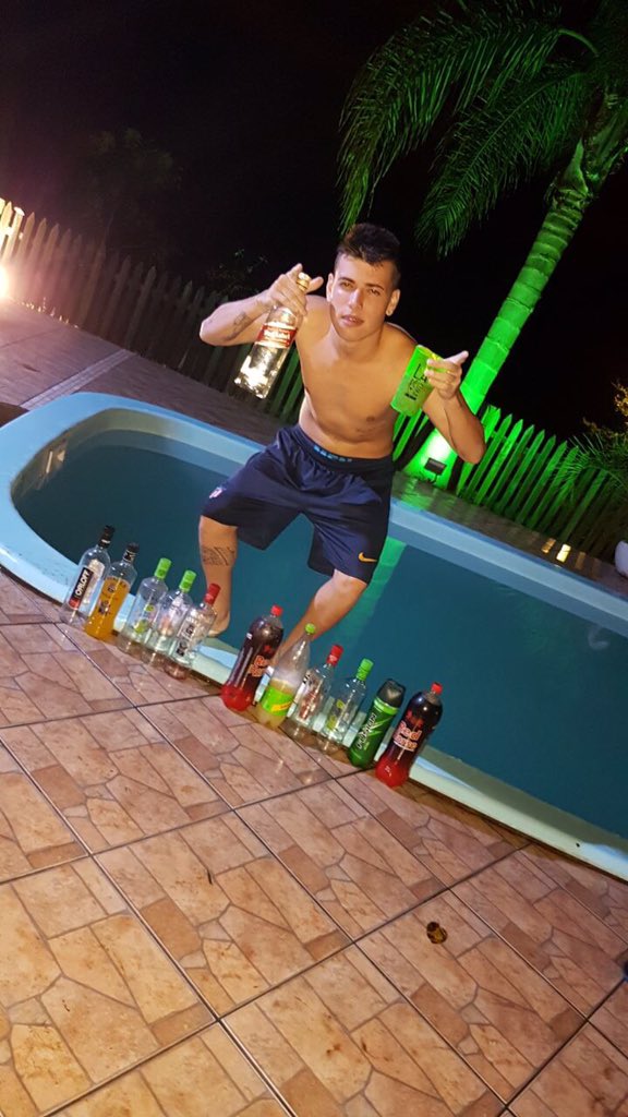 Paulista_98's tweet photo. Melhor Dia que Lazer 🏊🏽🍻😅#Quebrisa https://t.co/54V14S8J9a