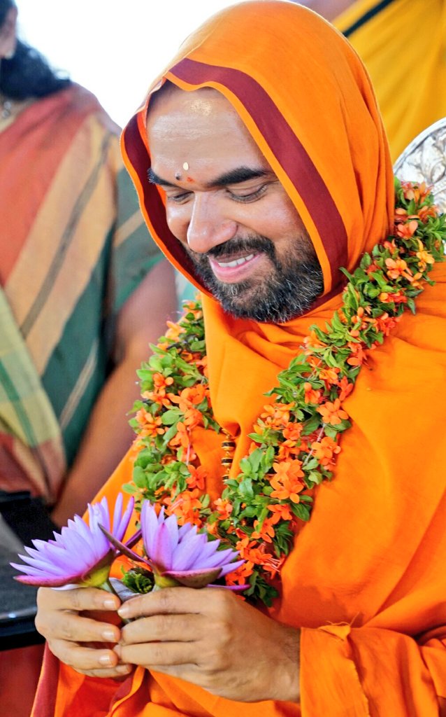 SriSamsthana's tweet photo. ಕರ~ಯುಗಲದಲ್ಲಿ ಕಮಲ~ಯುಗಲ; ಹೃತ್ಕಮಲದಲ್ಲಿ ತತ್ಸಮಾನಕಾಂತಿಯ ದೇವ~ಯುಗಲ!

#ರಾಮ_ಕೃಷ್ಣರು_ಮಠದಿ_ನಿಂದರು https://t.co/7ezLQnir6E