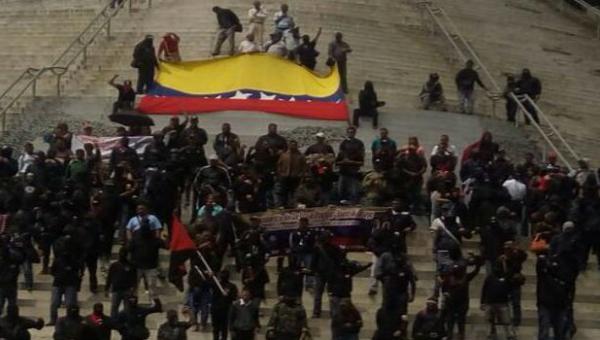 AndresCanoESP's tweet photo. #Venezuela Otra muestra más de la Narco-dictadura de Maduro....Colectivos armados tomaron escaleras de El Calvario, en Caracas, luego son otros los terroristas verdad? https://t.co/ErLZsUspGQ https://t.co/gXOYrPoTue