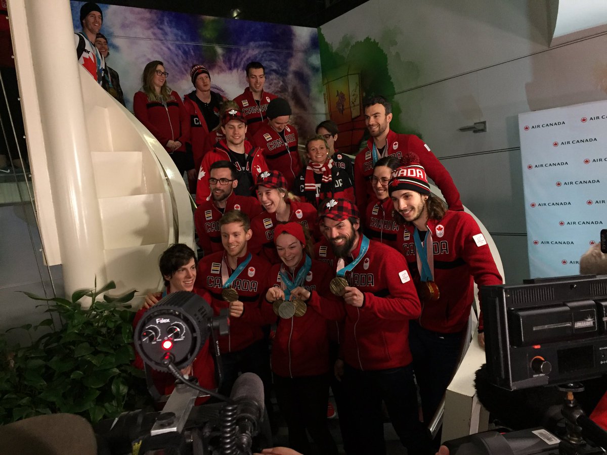dbrunetv's tweet photo. Les athlètes olympiques canadiens à leur arrivée. https://t.co/6l2lNCVGUV