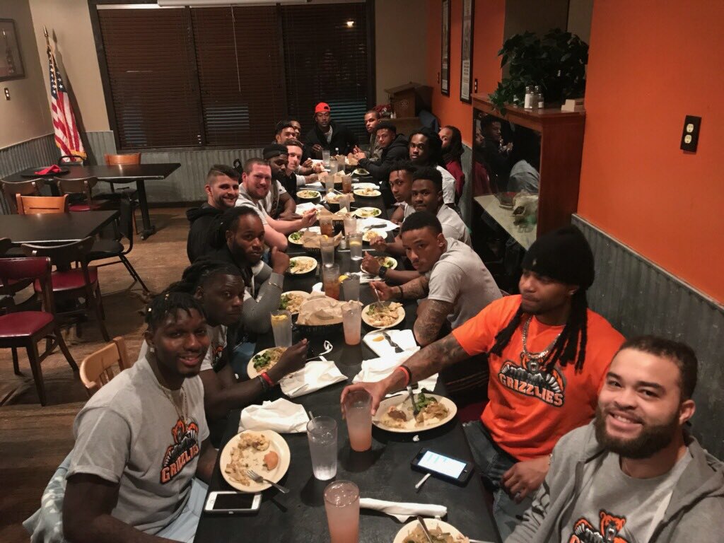 HCGrizzlies's tweet photo. First dinner with the skillz🍽 #eattogetherwintogether #Brotherhood https://t.co/p2tiUTK9ao