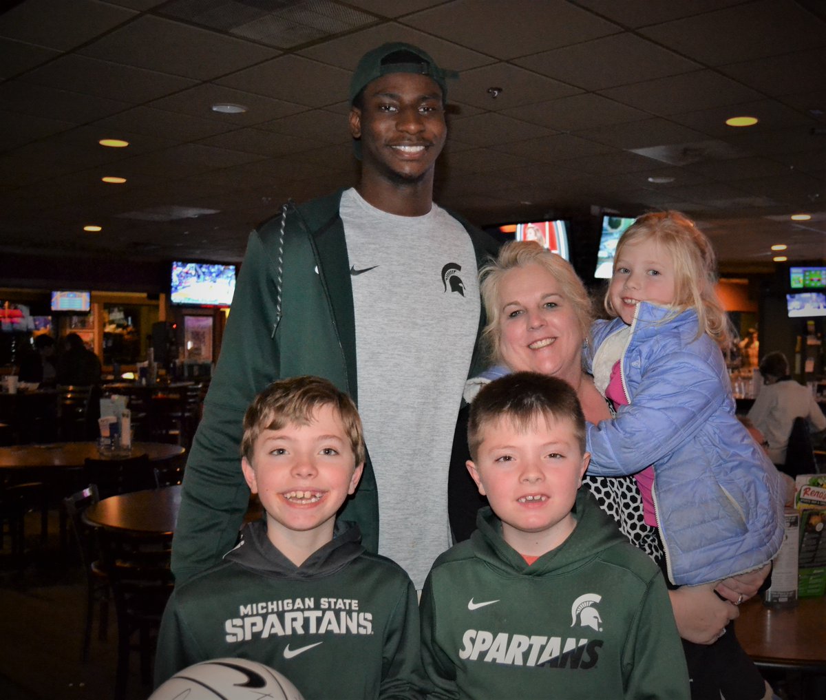 spartykids's tweet photo. What's up Mr Defensive Player of the Year & The Freshman of the Year! So cool to meet you on the night of these honors for you! @therealjnari_ is soooo cool! You give the term #BlockBuster a whole new meaning! Keep it up! #Moregamestogo! #msubasketball #B1GTourney @twinmom08 #MSU https://t.co/wWBoj3D5VK
