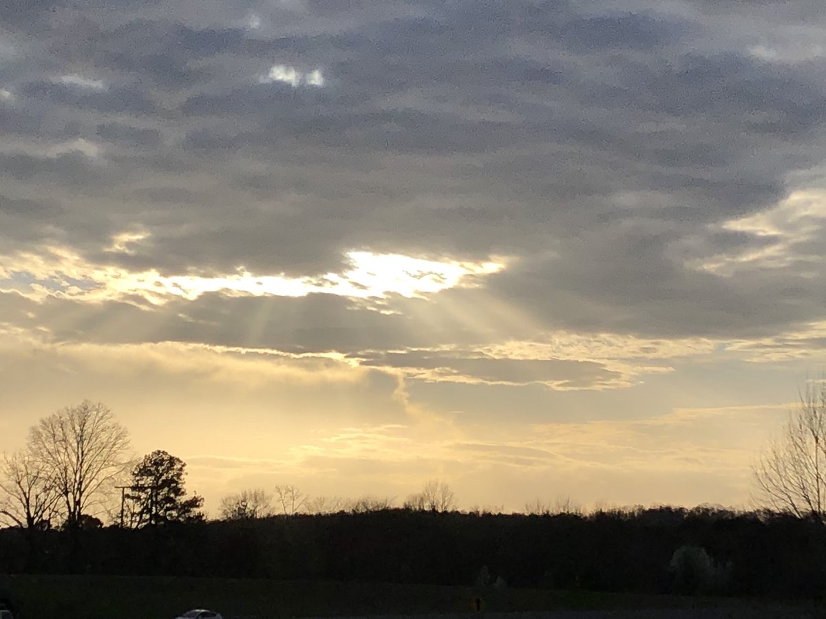 MikeDubberlyGDA's tweet photo. Saw a beautiful sky.  And it didn’t cost me anything.  I love free art.  @WBRCnews @WBRCweather #sunsets #alabamabeautiful #simplepleasures https://t.co/ICskT16QPC