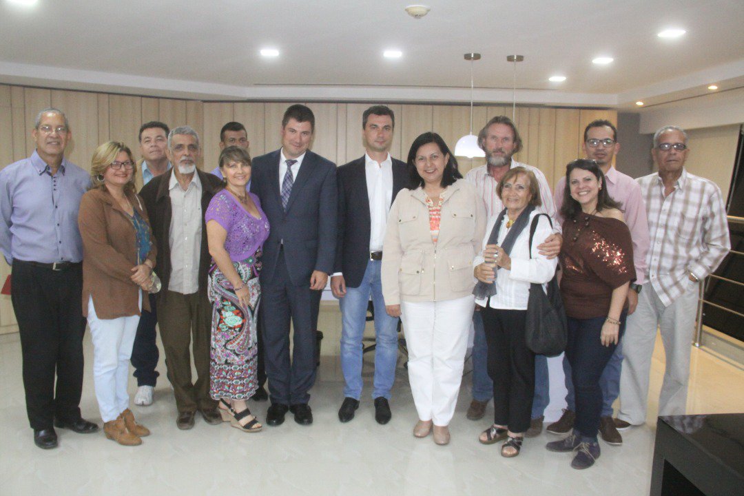 gestionperfecta's tweet photo. Compartiendo con integrantes de la Delegación Diplomática Rusa. Durante tres días participarán en diferentes actividades culturales y económicas para potenciar la inversión socioproductiva del estado Lara. Bienvenidos a tierras guaras!
#JuntosTodoEsPosible https://t.co/9Thawu6mYp