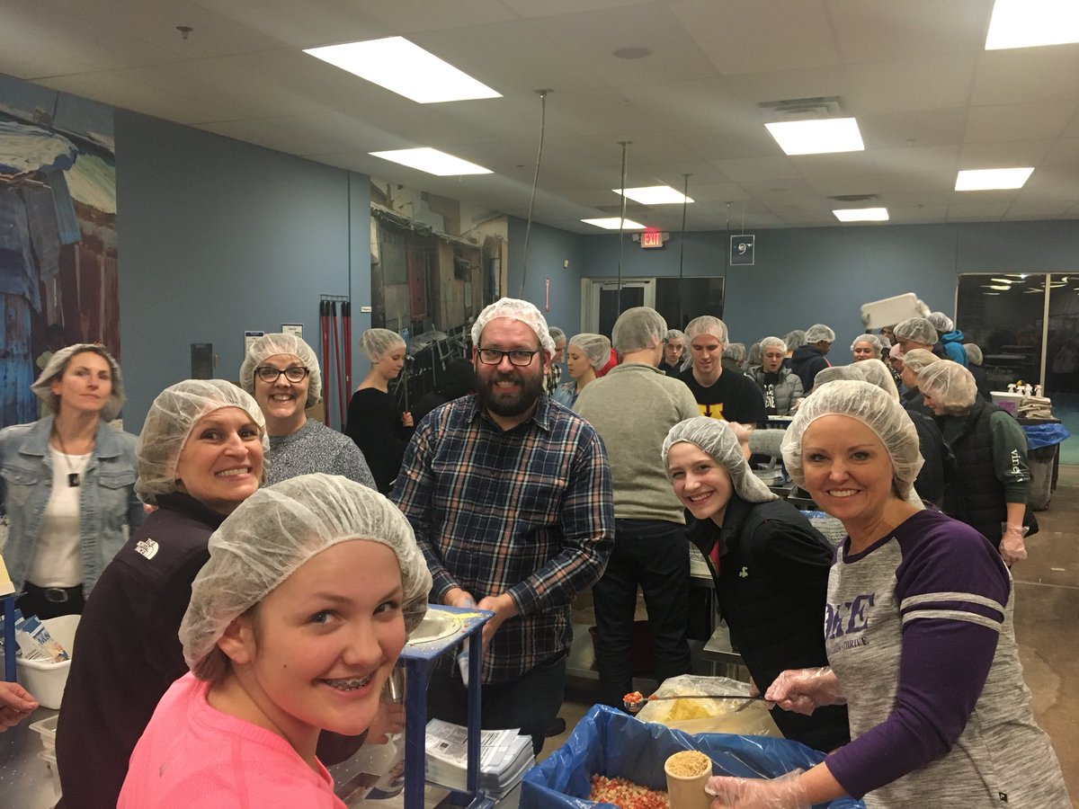 mcki6511's tweet photo. OHE Staff and their families making a difference at Feed My Starving Children tonight! @ohe_pto @oakhills194 https://t.co/hZ4R5d9dhV
