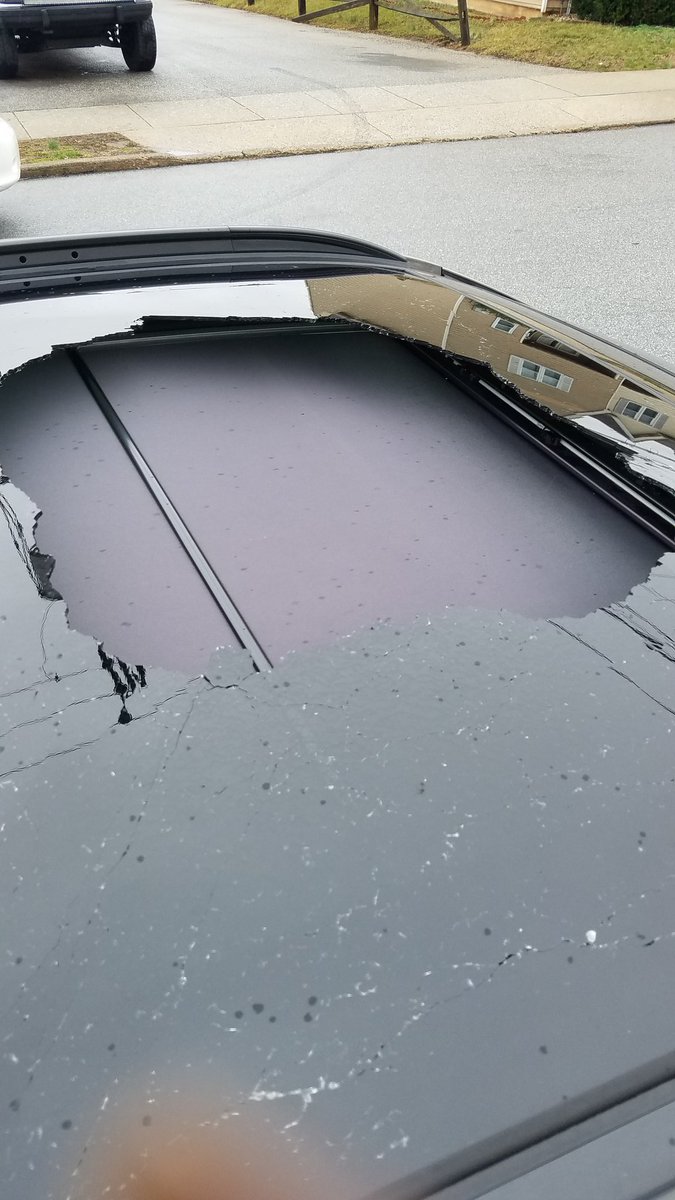 mugsy83's tweet photo. @IIHS_autosafety Stop @hyundai from selling vehicles with dangerous exploding sun roofs. They don't seem to care to fix or address the problem. #dangeroussunroof #dangeroussuv #explodingglass #whynorecall https://t.co/vAjTCUW2Ou