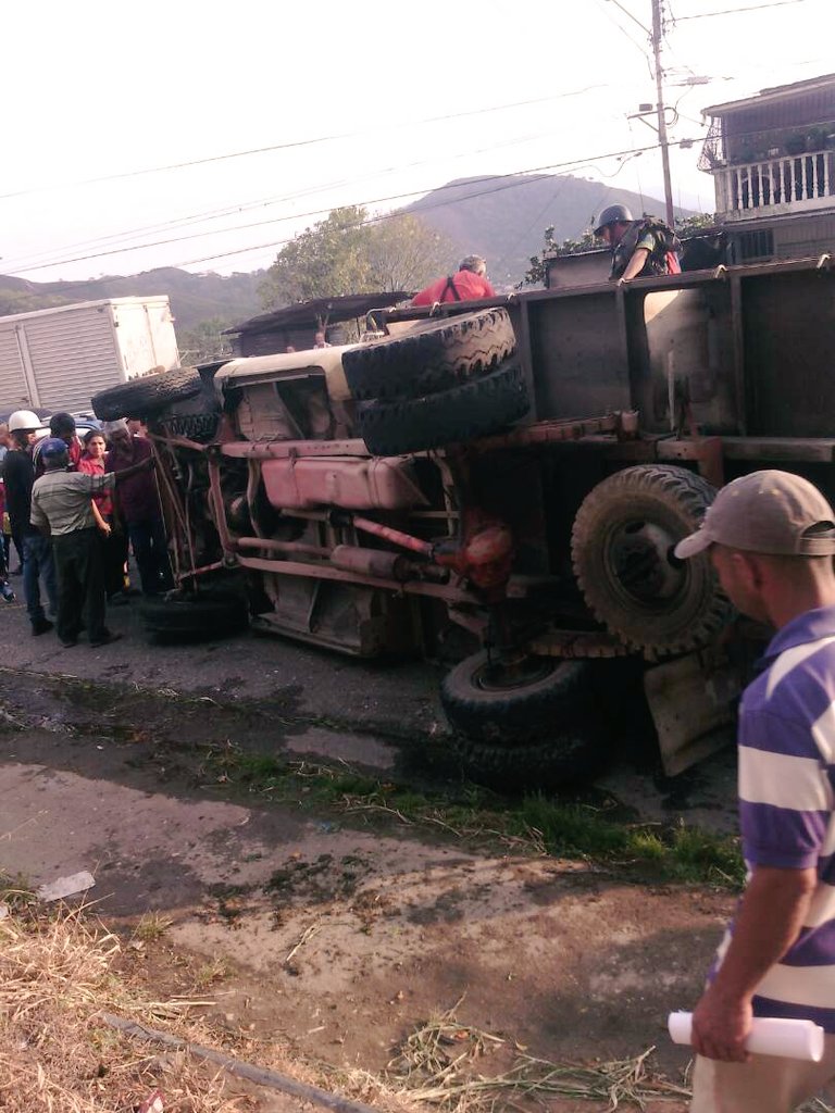 PCTORBES's tweet photo. Un masculino lesionado posterior a volcamiento en la T005: momento en el que se encontraba en la parada del sector E. @ROBERTOLOBOT https://t.co/uJSVCIZGVR