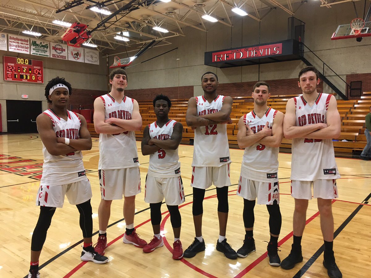 Patterson_30's tweet photo. Sophomore night went great 122-104 also had 23 points and 6 Boards✊🏻 https://t.co/91aAEI4kYj