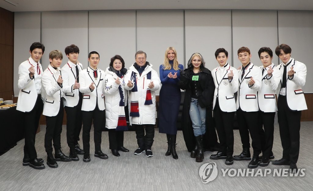 Jackie_CL21's tweet photo. @chaelinCL @weareoneEXO ✨
#CLatTheOlympics
#Olympics_EXO #PyeongChang2018 #Olympics #ClosingCeremony https://t.co/l0LPZWsbZU